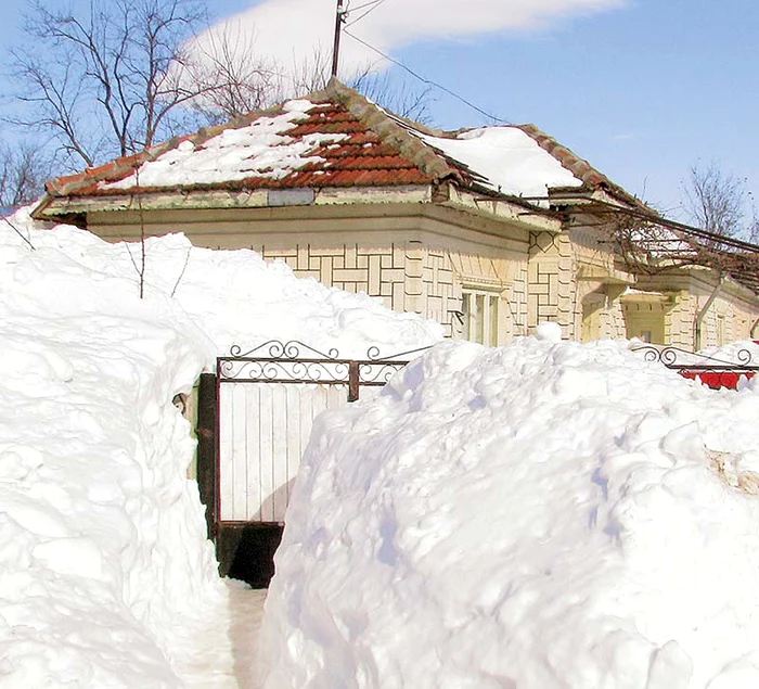 În judeţul Buzău, zăpada de doi metri se topeşte în casele oamenilor