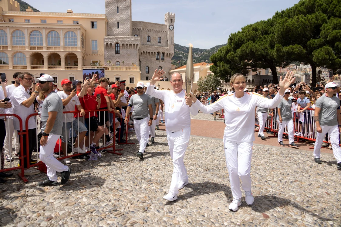Printul Albert de Monaco si Printesa Charle, cu copiii Printul Jacques si Printesa Gabriella cu flacara olimpica Eric Mathon, Axel Bastello, Michael Alesi, Gaetan Luci, Palatul Princiar (4) jpg