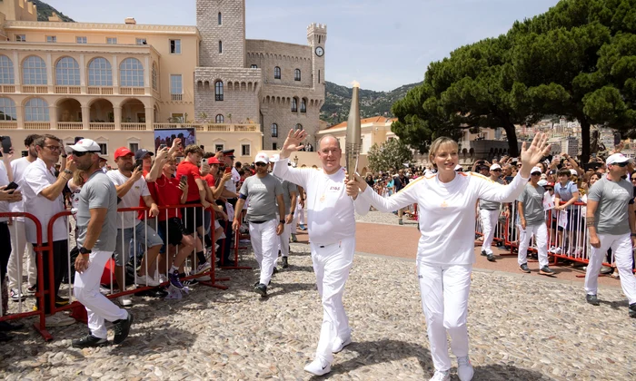 Printul Albert de Monaco si Printesa Charle, cu copiii Printul Jacques si Printesa Gabriella cu flacara olimpica   Eric Mathon, Axel Bastello, Michael Alesi, Gaetan Luci, Palatul Princiar (4) jpg