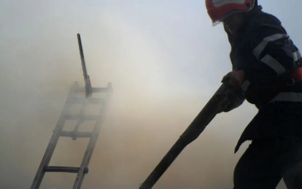Pompierii profesionişti au reuşit să limiteze efectele incendiului foto: Adevărul