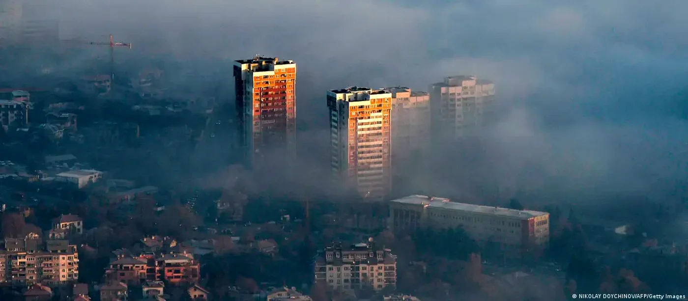 Zonele urbane, precum capitala bulgară Sofia (în imagine), sunt afectate în mod special de poluarea