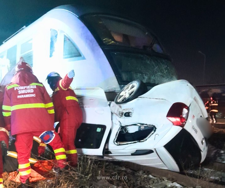 Un autoturism a fost lovit de tren, pe ruta București Vest – Chiajna. O victimă, rămasă încarcerată, a fost extrasă inconștientă dintre fiarele contorsionate