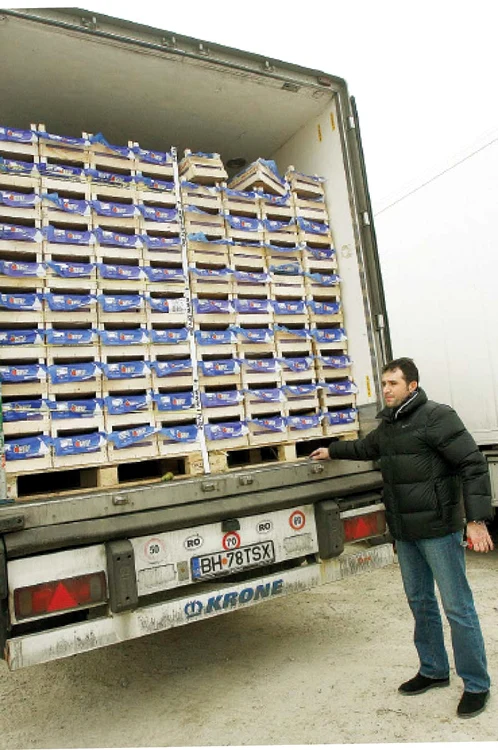 
    Marfa a fost  confiscată  de oamenii  legii direct  din camioane  