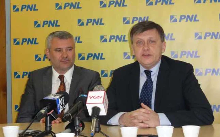 Crin Antonescu a oscilat între declaraţii despre nimic şi critici acide la adresa „baronilor roşii“