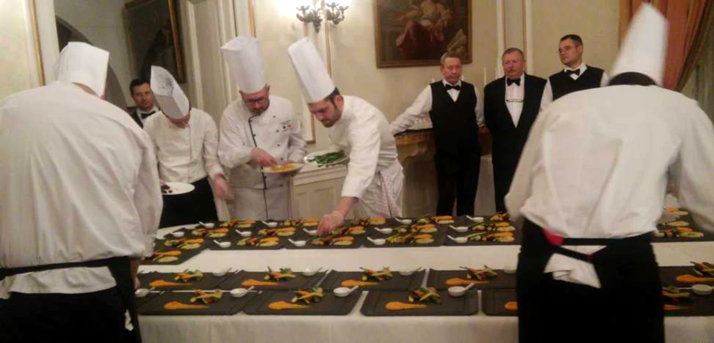 Chef-ul Andrei Tămaş, pregătind unul din felurile principale de la dineul special Goût de France. FOTO Adevărul