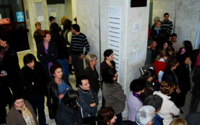 Piteşti: Angajaţii de la finanţe au protestat în interiorul clădirii foto: Felix Cuceanu