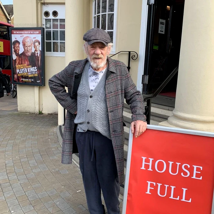 Sir Ian McKellen în fața unui teatru din Londra