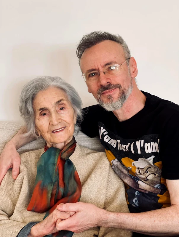Mihai Albu își divinizează mama. Sursă: Facebook