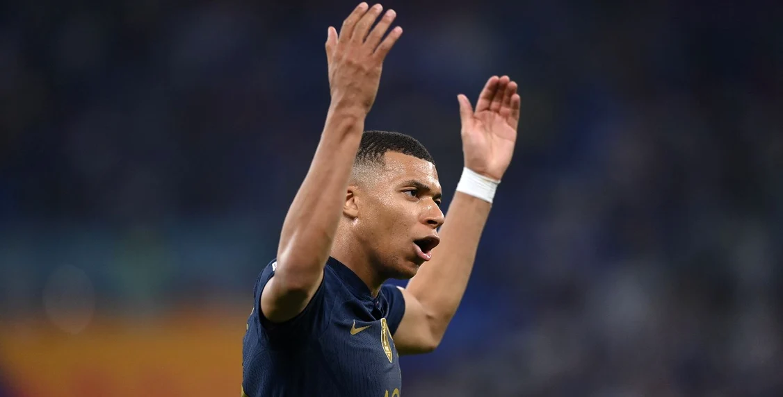 Kyliam Mbappe trage naționala Franței după el. Foto Getty images