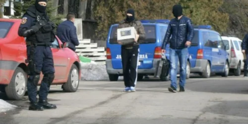  Poliţiştii au confiscat trei seifuri