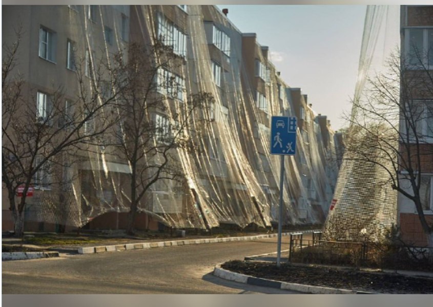 Rușii își învăluie blocurile din regiunile de graniță în plase anti-drone. Reacția ucrainenilor: „Oare este un soi de barieră magică?”