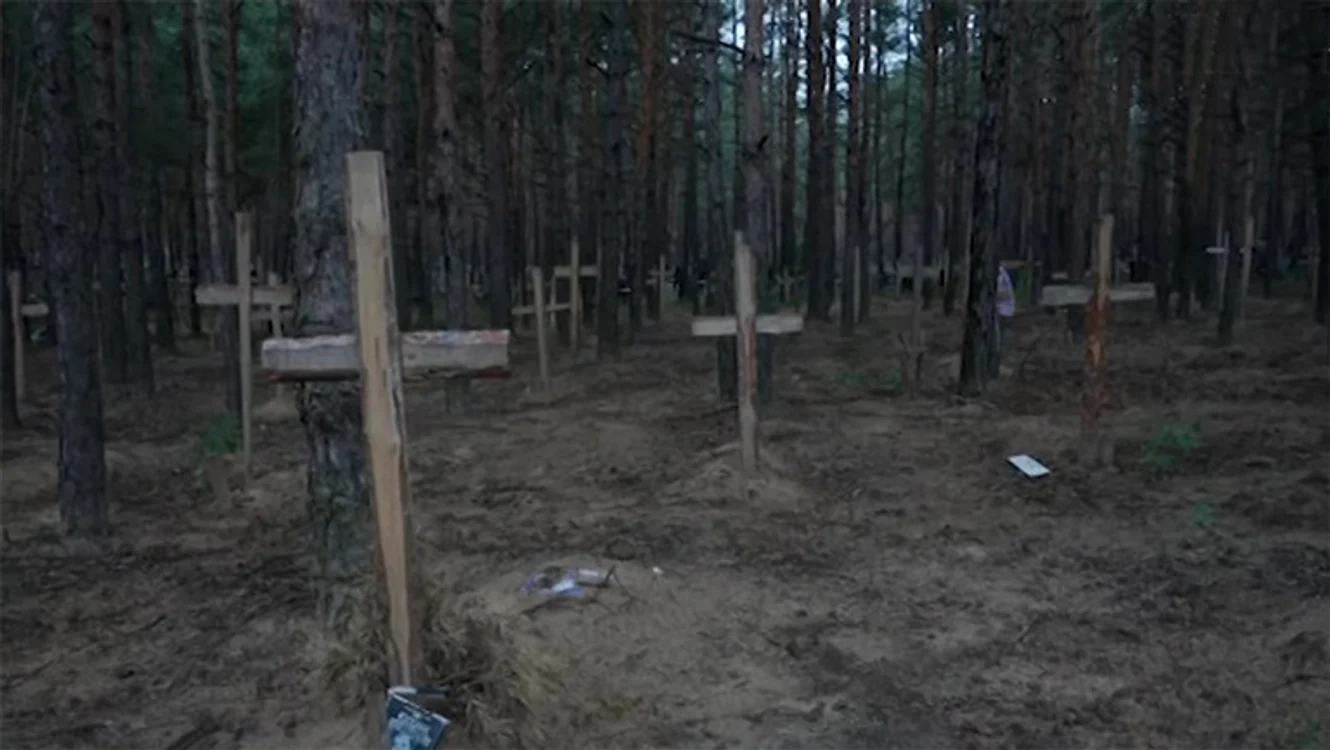 Peste 400 de cadavre au fost găsite într-o gropă comună din Ucraina
