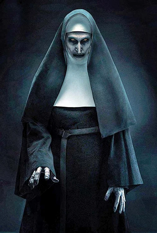 Aşa arată Ingrid  în rolul maleficei  măicuţe Oana  