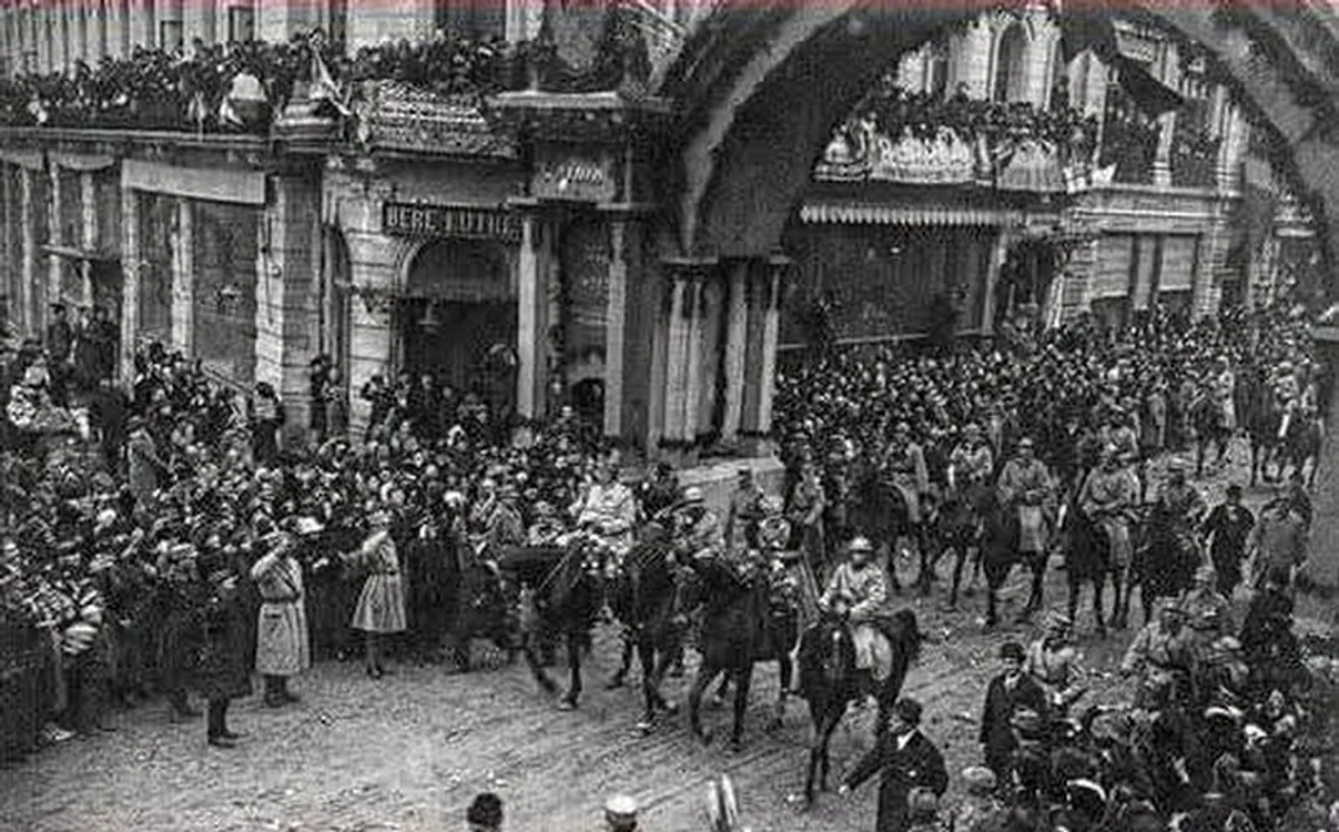 Arc de triumf amplasat în București, în 1918 