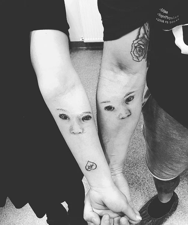 ADDA și Cătălin Rizea s-au tatuat ochii fiului lor pe brațe