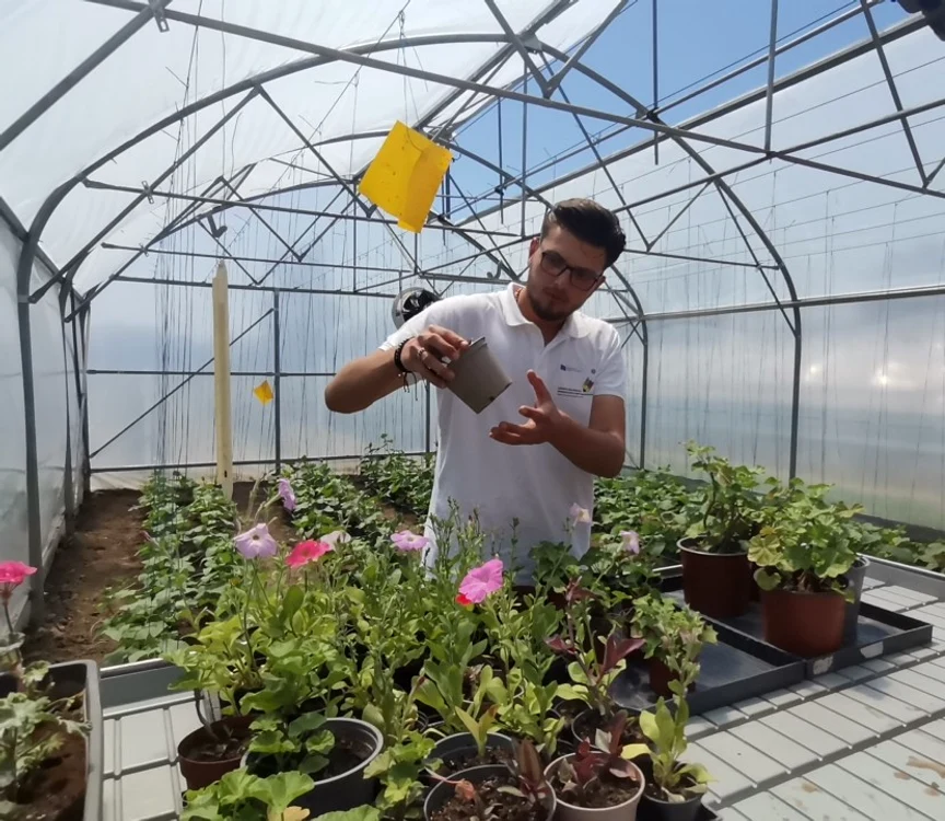 elev_cu_un_ghiveci_cu_flori_in_mana-in_sera_didactica_liceu_agricol_braila_foto_alina_mitran