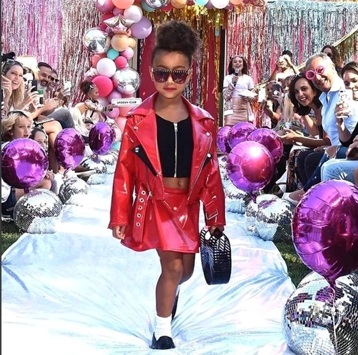 Fiica lui kim Kardashian a făcut furori la prima ei defilare în modă