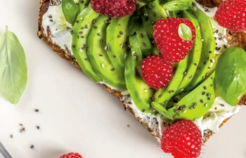 toast cu avocado jpg