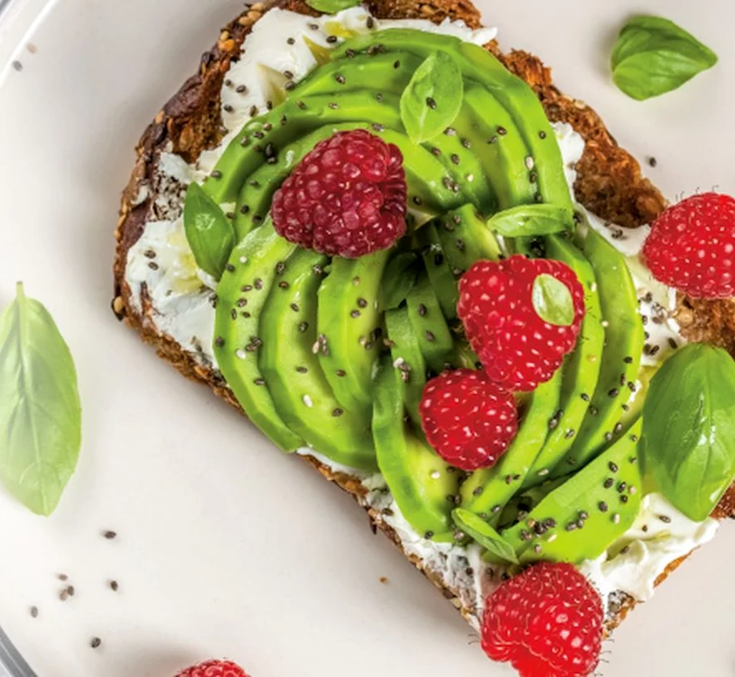 Toastul cu avocado și cremă de brânză