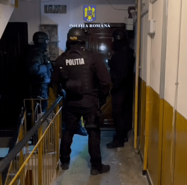 Sute de kilograme de petarde confiscate de polițiștii argeșeni, în urma unei percheziții VIDEO