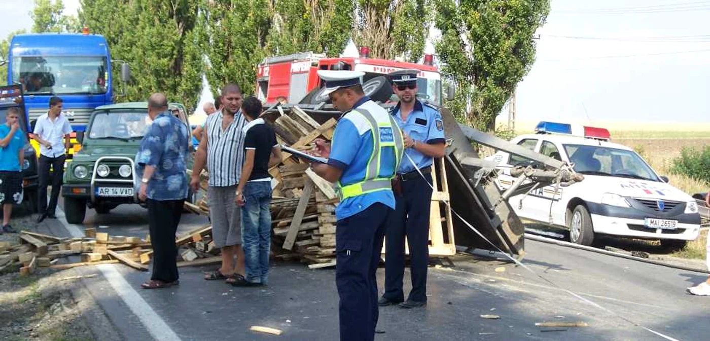 Arad: (GALERIE FOTO) Accident în lanţ  în localitatea Şimand
