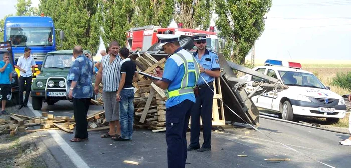 Arad: (GALERIE FOTO) Accident în lanţ în localitatea Şimand