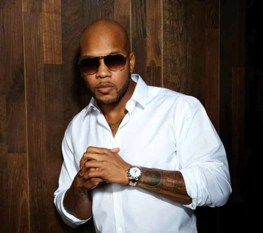 
    Flo Rida a lansat videoclipul Whistle în exlusivitate pe site-ul OK! Magazine România.  