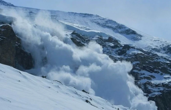 Cele două persoane surprinse de avalanşă vor fi transportate cu elicopterul FOTO: arhivă Adevărul