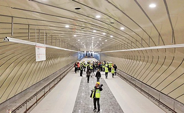 La stația de metrou Valea Ialomiței sunt infiltrații de apă din cauza unei țevi sparte la suprafață