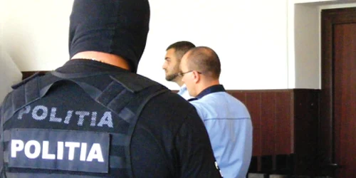 Reşiţa: Criminalul care şi-a ucis mama rămâne în arest