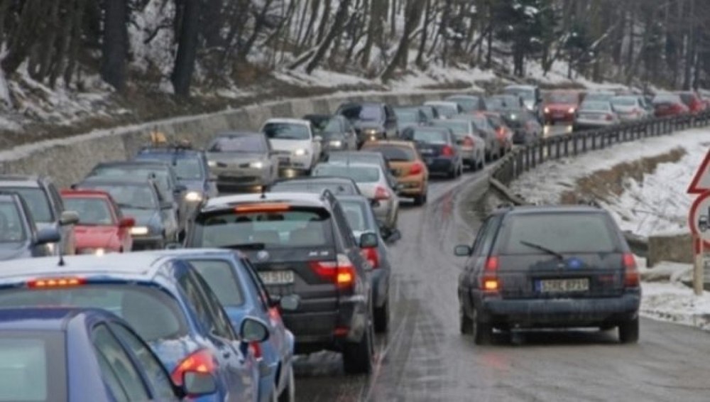 Aglomeraţie în trafic pe Valea Prahovei. Se circulă bară la bară. Rutele alternative recomandate