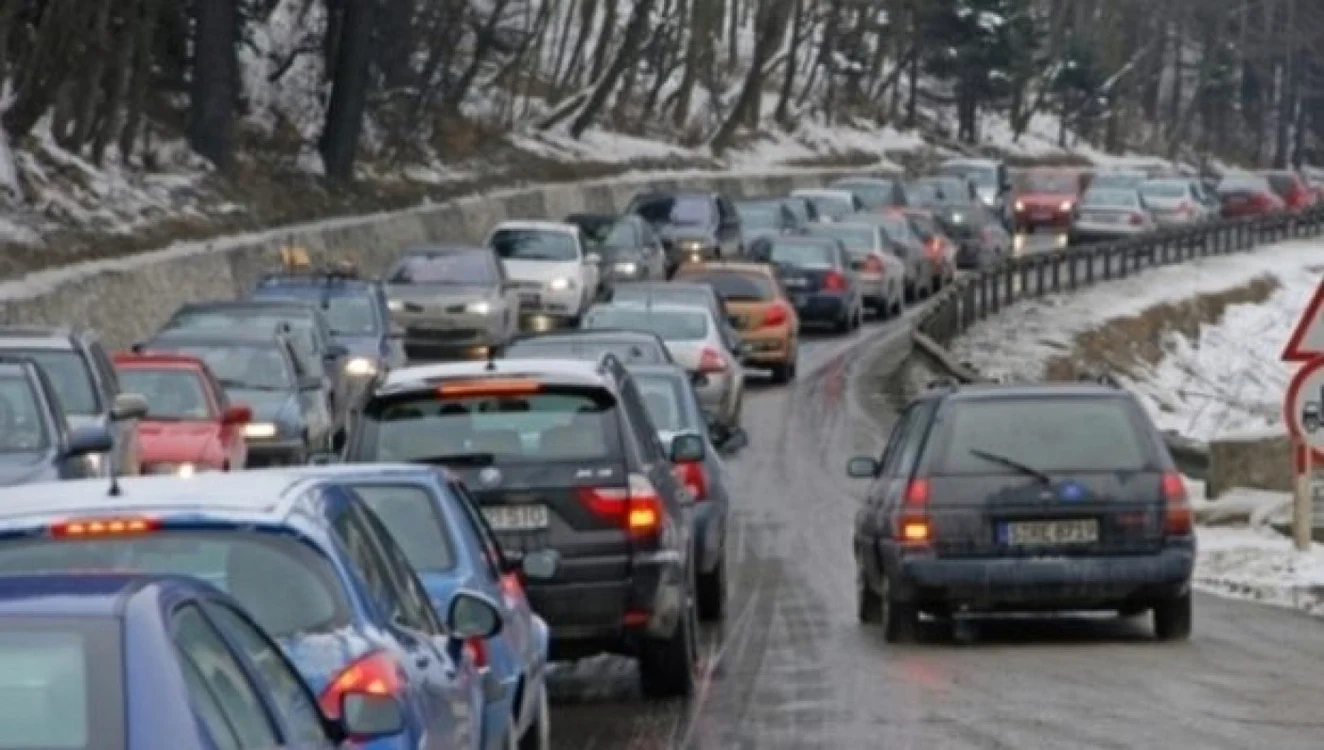 Poliţiştii acţionează în dispozitivul de siguranţă rutieră pentru fluidizarea traficului pe raza tuturor staţiunilor montane de pe Valea Prahovei Foto: Arhivă