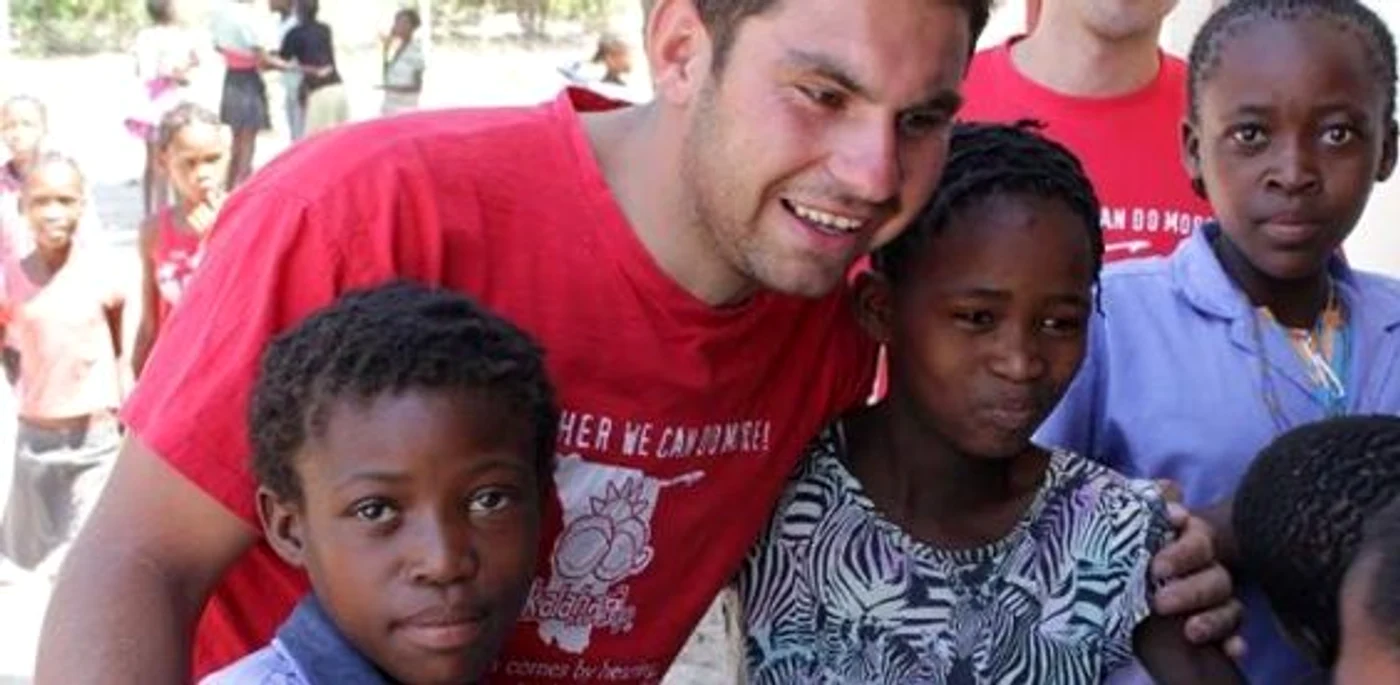 Voluntarul român alături de copii din Namibia. Foto: Facebook/ Codău Natanael