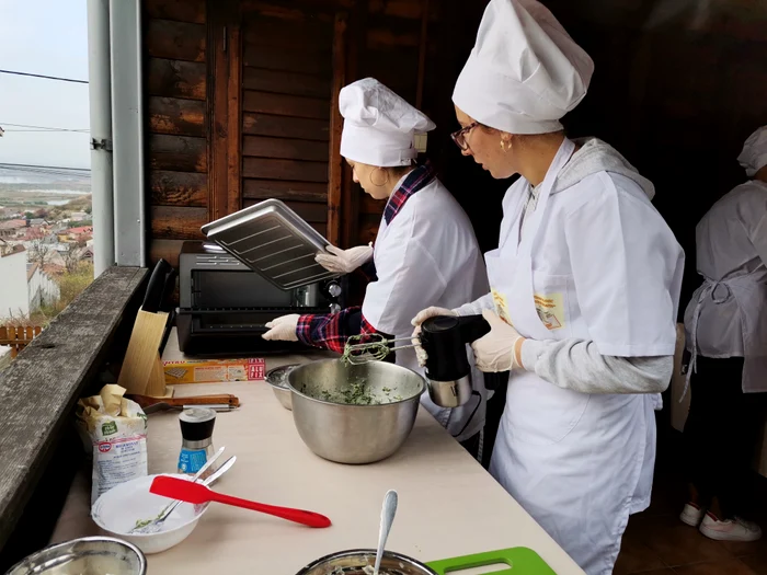 Eleve de la Liceul Tehnologic Izvoarele pregătesc ruladă cu spanac și cremă de brânză FOTO: A.M.