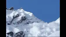 Momentul terifiant în care o avalanșă uriașă înghite o stațiune de schi de pe cel mai înalt munte din Europa