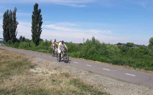 Pista de cicloturism de pe digul Begăi a fost reparată FOTO Ştefan Both