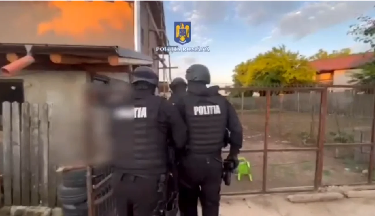 Nouă persoane suspecte de furt şi şantaj, aduse la audieri la sediul Poliţiei Prahova FOTO Captură video