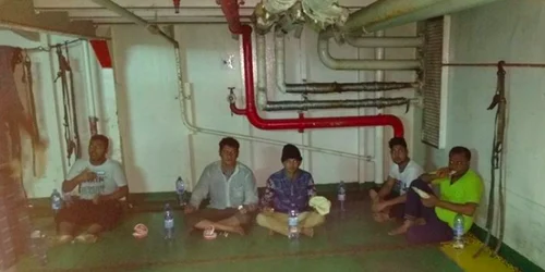 Refugiaţi migranţi pe nava Nivin Sursa SLN