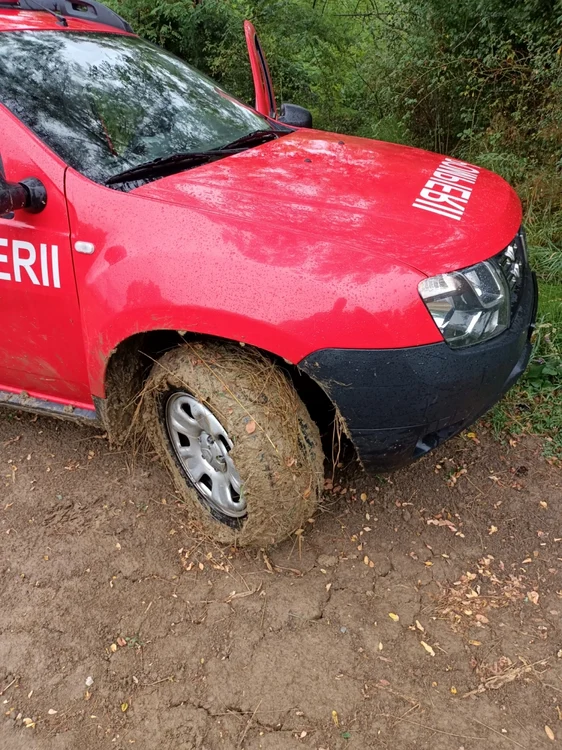 Patru băieţi, împotmoliţi cu maşina pe un drum dintr-o zonă turistică din Argeş. Cum îi scot pompierii din noroaie