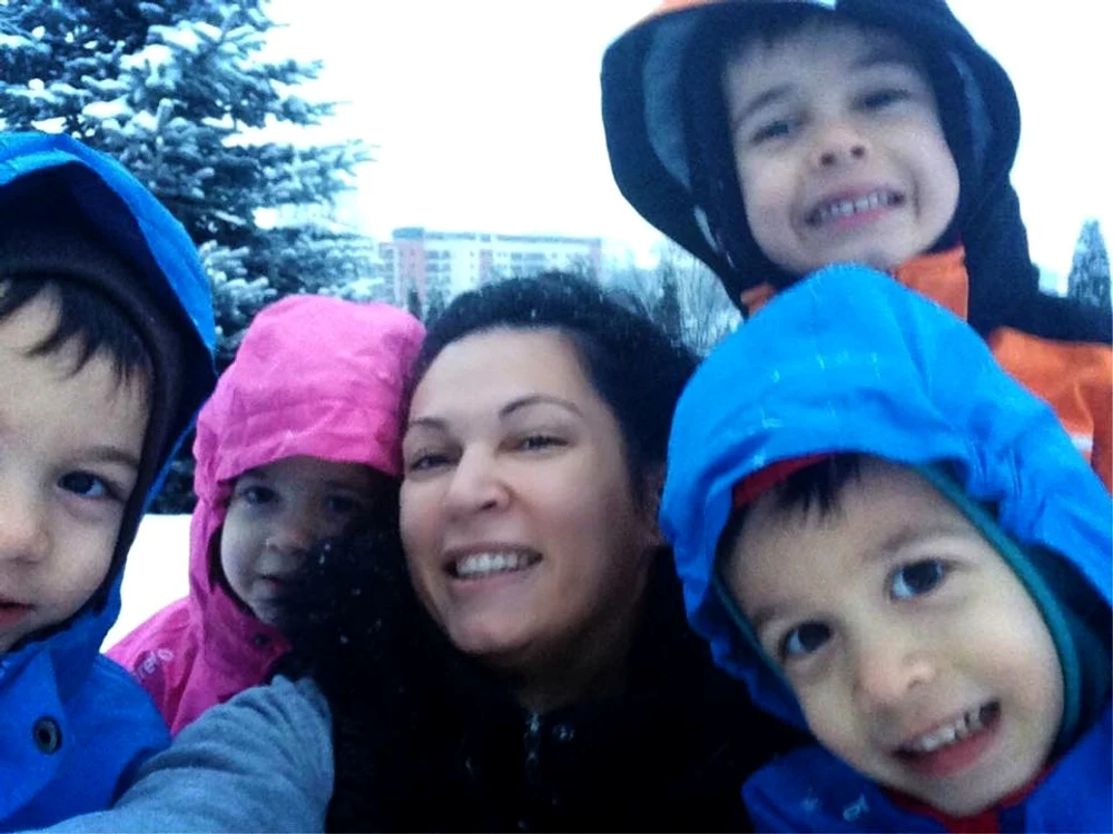 
    Nicoleta Luciu, mai fericită ca niciodată, alături de cei patru copii ai eiFoto: Arhivă personală  