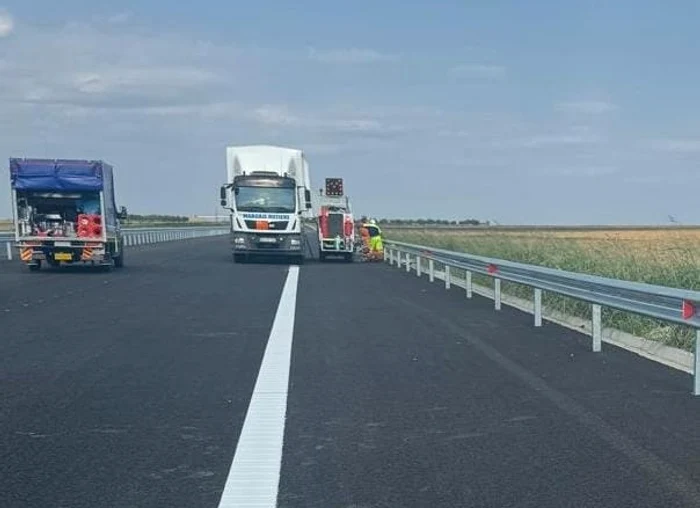 A început trasarea marcajelor rutiere pe lotul 2 al autostrăzii Buzău-Focşani. FOTO  Facebook