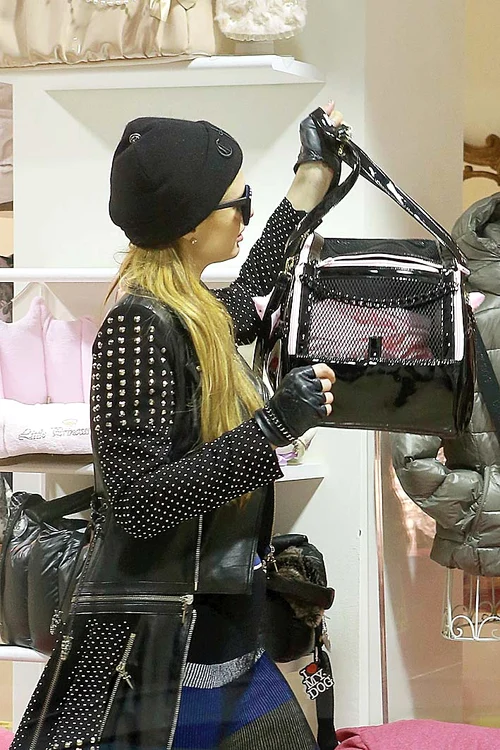 Paris şi-a luat geantă specială  în care să  plimbe câinii