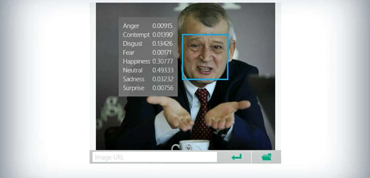 Sorin Oprescu pare destul de fericit în poza aceasta.