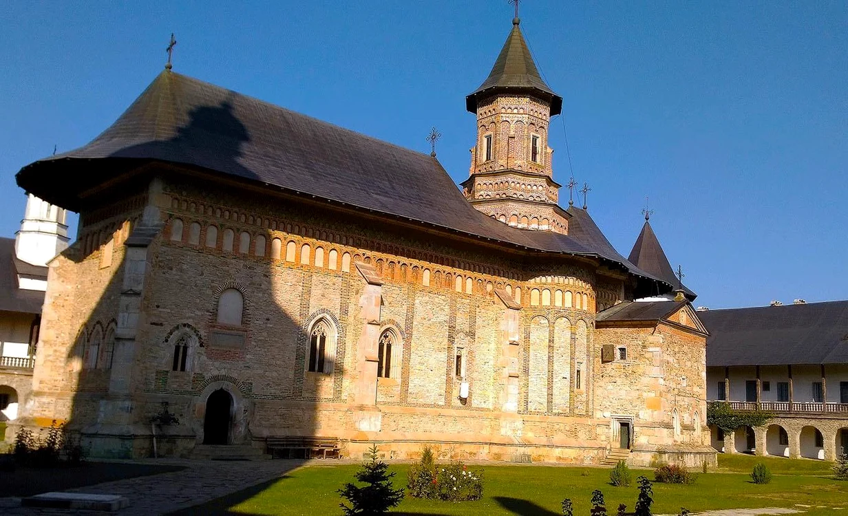 Mânăstirea Nemaț se află în această zonă
