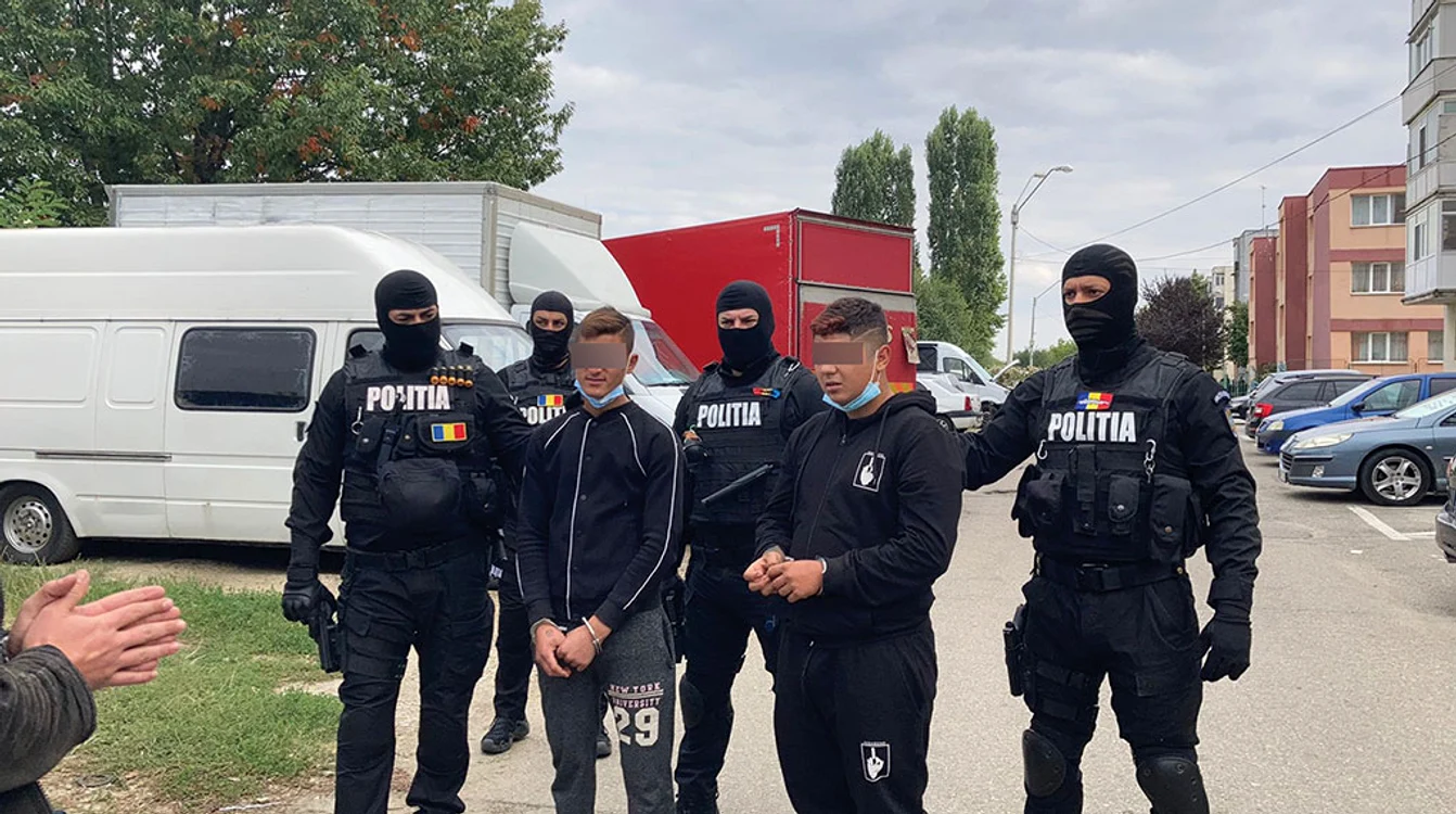 
    Copiii au ucis pentru un leuFoto: curier.ro  