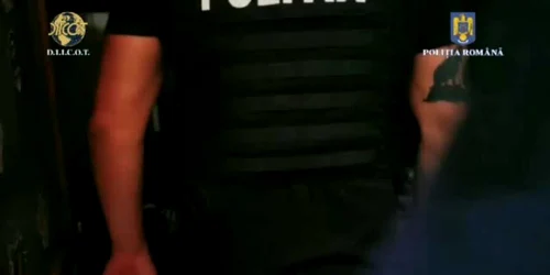 Percheziţii la locuinţele persoanelor bănuite de trafic de droguri şi spălare de bani