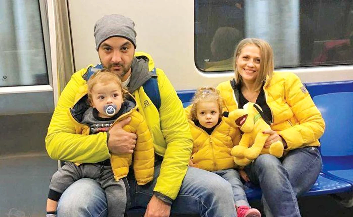
    Mirela Vaida, alături de soţul ei şi de cei doi copii  