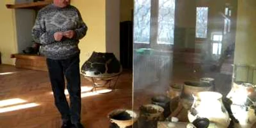 Corneliu Gaiu,în secţia de istorie, alături de câteva obiecte de ceramică din anii 600 Î.Hr. 