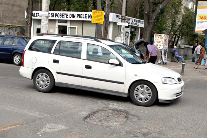 Calea Ferentarilor: Drumarii au astupat o groapă imensă acum şase luni, dar asfaltul pus greşit s-a surpat