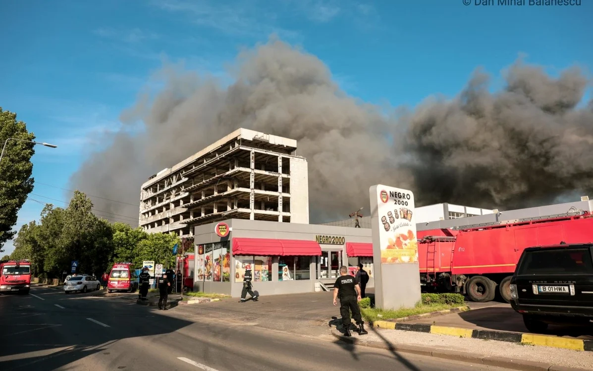 
    Numărul inițial de echipaje a fost suplimentat căci există pericolul extinderii incendiului   